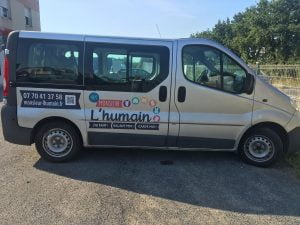 Un véhicule spécialement équipé pour le transport des animaux de compagnie